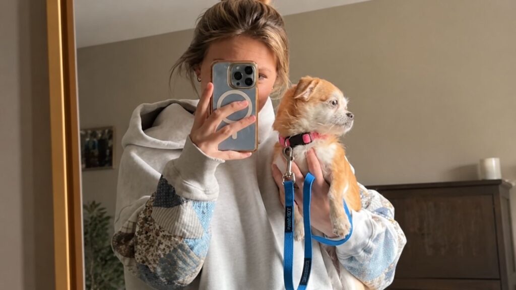 Mulher resgata cachorrinho durante caminho para o trabalho