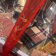 Maquiagens YSL e chocolates Godiva em cesta de presente com fita vermelha