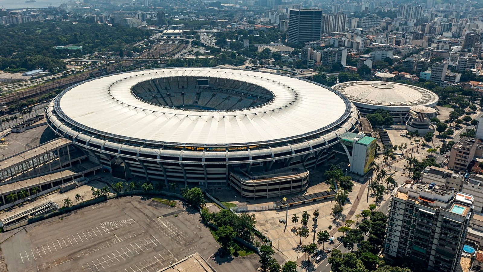 Vista aérea do Estádio do Maracanã no Rio de Janeiro, com o ginásio Maracanãzinho ao lado