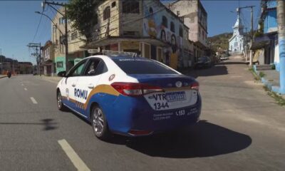 Vista traseira de viatura branca e azul da Guarda Municipal ROMU em rua urbana