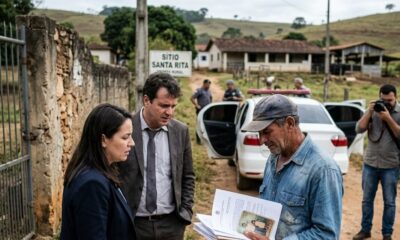 Advogados e homem rural revisam documentos em Sítio Santa Rita, com policial e fotógrafo
