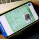 Mãos seguram smartphone exibindo a Carteira de Identidade Nacional digital na tela