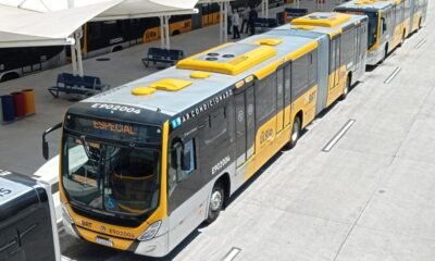 Ônibus articulado BRT cinza e amarelo, "ESPECIAL" E902004, estacionado em terminal
