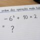 Folha de caderno sobre mesa de estudo com a expressão −6² + 10 × 2 escrita em destaque, frase “A ordem das operações muda tudo” no topo e ponto de interrogação no lugar da resposta.