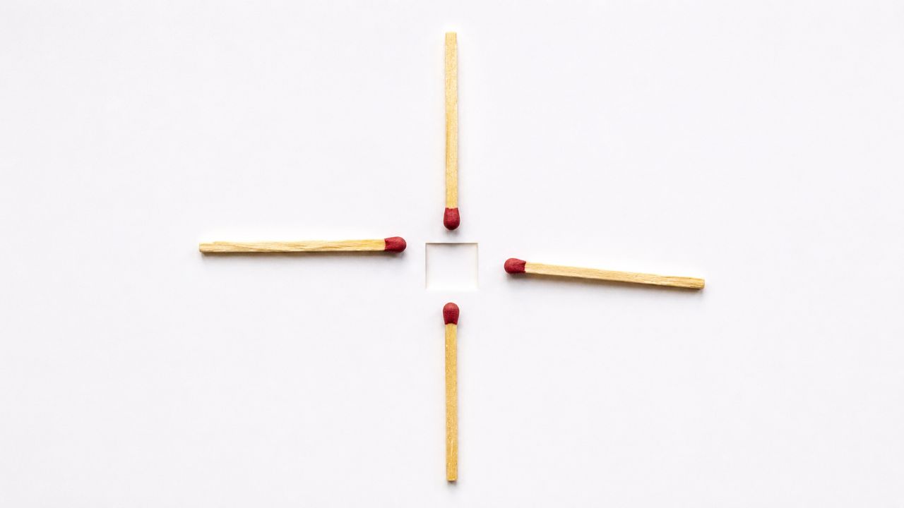 Quatro palitos de fósforo separados para o desafio