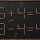 Desafio visual com palitos mostra como um único movimento pode transformar a equação 6 + 4 = 4 em 8 - 4 = 4.
