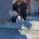 Quatro policiais uniformizados em confronto, um agachado perto de fumaça em Olaria
