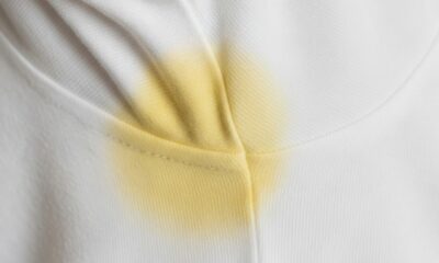 Mancha amarela de desodorante na região da axila de uma camisa branca.