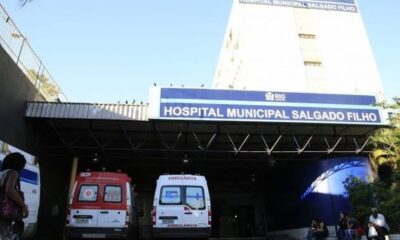 Fachada do Hospital Municipal Salgado Filho com duas ambulâncias estacionadas na entrada