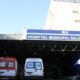 Fachada do Hospital Municipal Salgado Filho com duas ambulâncias estacionadas na entrada