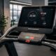 Esteira de academia com painel marcando 20 minutos de treino intenso, frequência cardíaca elevada e suor visível no equipamento.