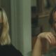 Close-up de Penélope Cruz loira à esquerda e Olivia Wilde com boca aberta à direita