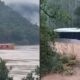 Casa de madeira flutuando em rio e ônibus "CZERWINSKI" submerso em enchente com árvores