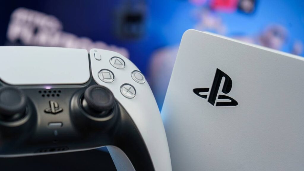Um controle DualSense branco de PlayStation 5 e um console PS5 branco com o logo.