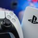 Um controle DualSense branco de PlayStation 5 e um console PS5 branco com o logo.
