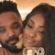Selfie de um casal, homem de barba e mulher de cabelo escuro comprido, sorrindo