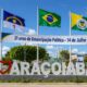 Praça central de Araçoiaba, em Pernambuco, com monumento da cidade, bandeiras do Brasil, de Pernambuco e do município, além de faixa pelos 31 anos de emancipação política em 14 de julho.