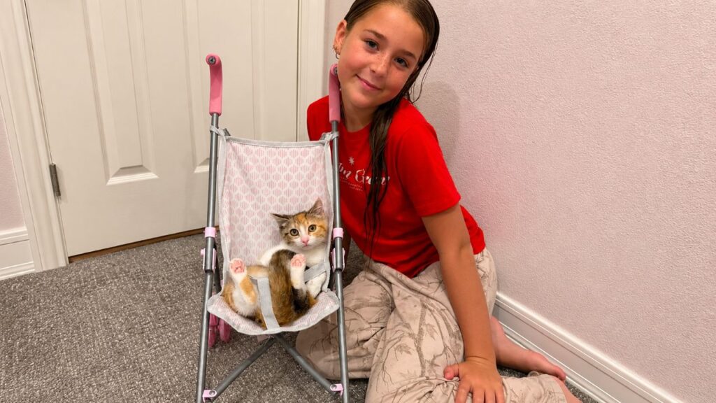 Menina desce da bicicleta após ouvir gritos nos arbustos e encontra sua nova melhor amiga