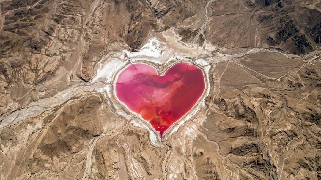 Uma imagem da NASA revelou um lago salgado em forma de coração com cerca de 10 quilômetros