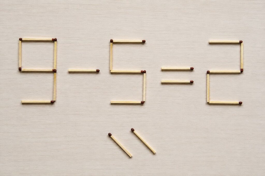 Equação incorreta feita com palitos de fósforo desafia o leitor a mover apenas duas peças para encontrar a solução.