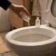 Colocar sal no vaso sanitário à noite antes de dormir: para que serve e por que recomendam fazer isso toda semana