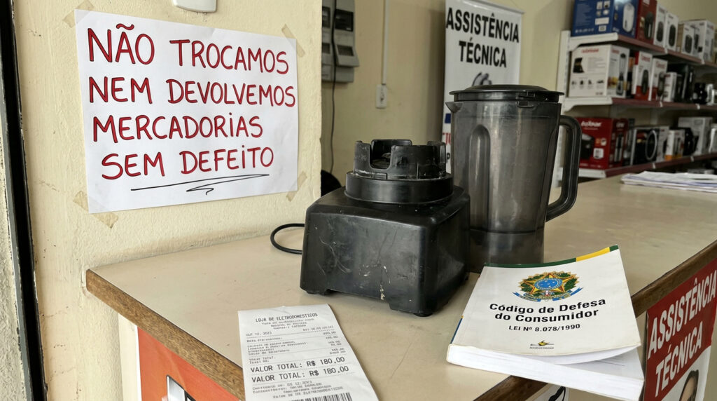 Mulher compra um liquidificador de R$ 180 que para de funcionar em uma semana, a loja aponta a plaquinha de "não trocamos" e ela descobre que, em caso de defeito, o CDC dá à loja só 30 dias para consertar antes de devolver o dinheiro