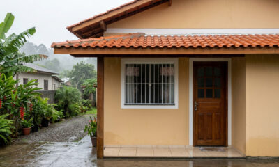 Esse beiral simples ajuda a evitar respingos, manchas e umidade nas paredes externas da casa