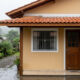 Esse beiral simples ajuda a evitar respingos, manchas e umidade nas paredes externas da casa