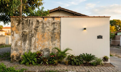 Esse acabamento com textura transforma muros simples e deixa a fachada muito mais bonita