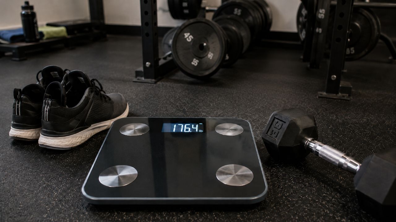 Começar a fazer musculação pode aumentar o seu peso na balança nas primeiras semanas, mesmo que você esteja perdendo gordura