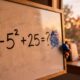 Parece matéria do 6º ano, mas a maioria dos adultos erra esta conta em concursos: resolva -5² + 25 sem calculadora