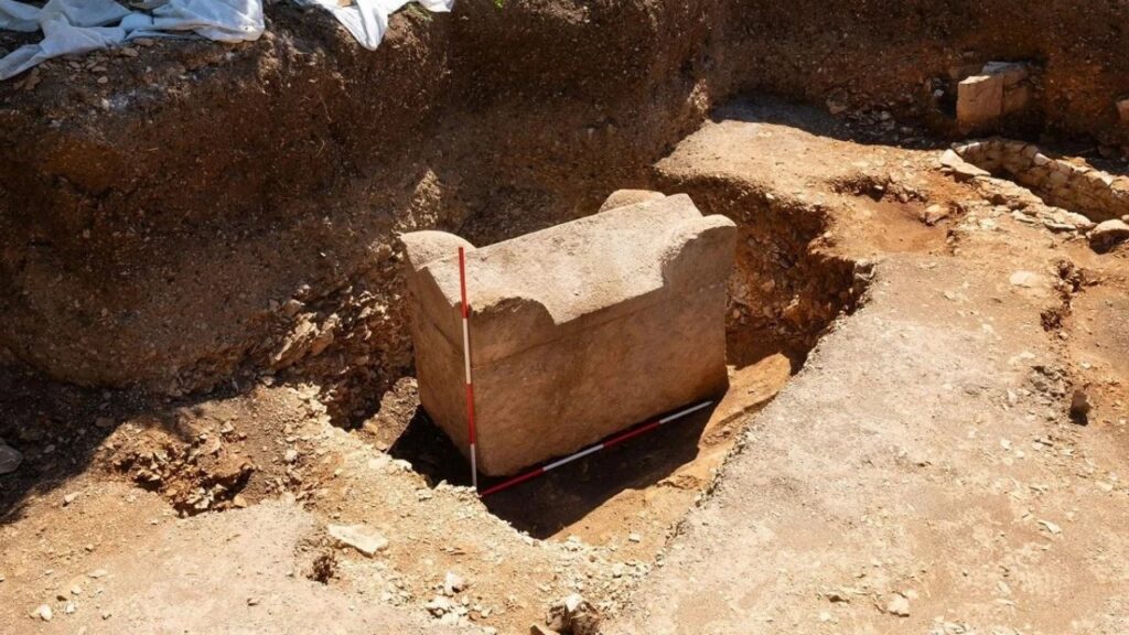 Sarcófago romano de 5 toneladas é encontrado intacto após permanecer selado por mais de 1.500 anos sob uma antiga cidade