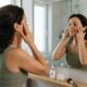 O treino facial que promete adiar o botox mas esconde riscos se feito do jeito errado