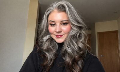 Ela parou de pintar o cabelo aos 29 anos e transformou os fios brancos em sua marca