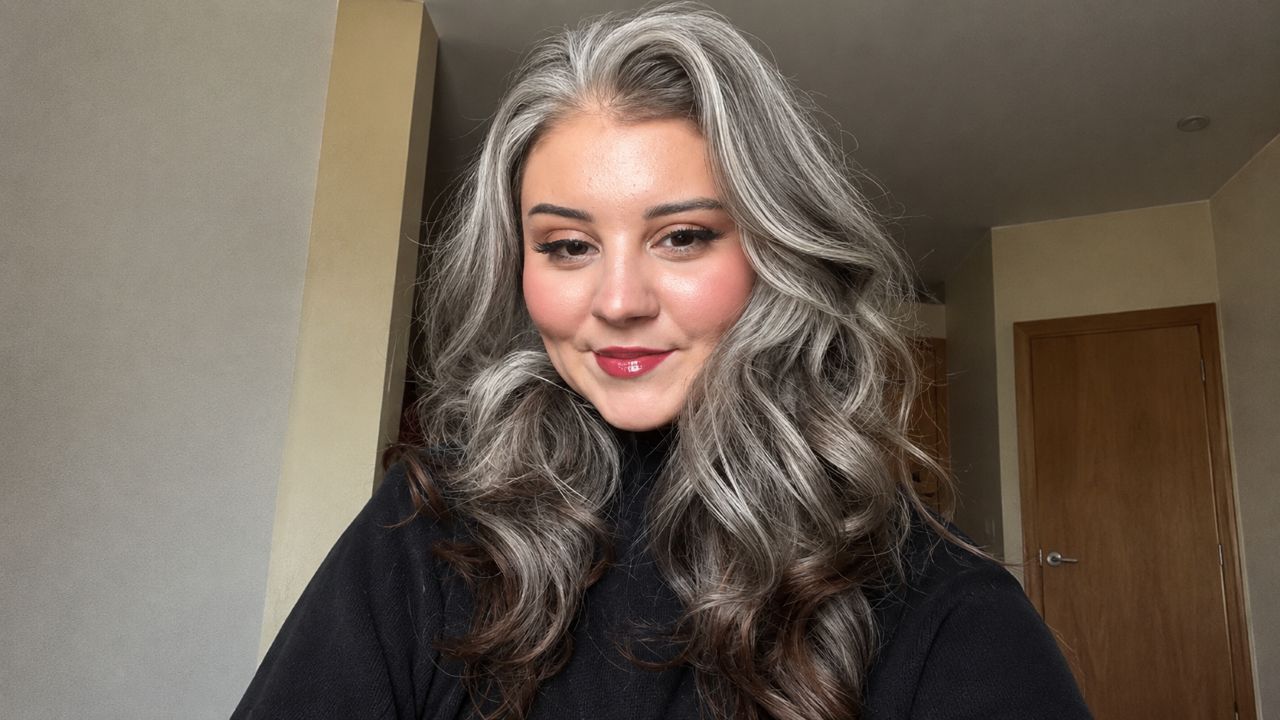 Ela parou de pintar o cabelo aos 29 anos e transformou os fios brancos em sua marca