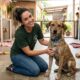 Após anos trancado, cachorro surpreende por continuar tão amoroso