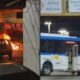 Imagem dividida mostrando carro em chamas à esquerda e um ônibus azul e branco à direita