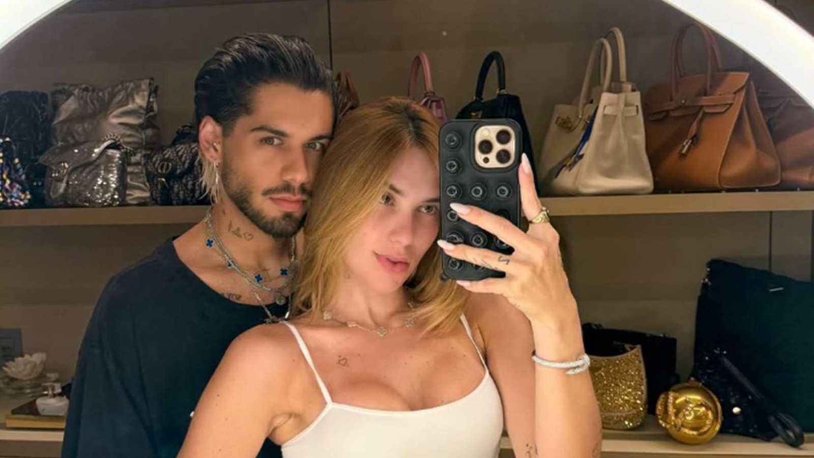 Virginia Fonseca e Zé Felipe tiram selfie em um closet luxuoso com bolsas de grife