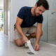Passar fita adesiva no ralo antes de viajar: para que serve e por que cada vez mais moradores de apartamento recomendam