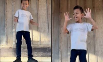 Duas fotos de um menino sorrindo, dançando, com camiseta branca e calça jeans