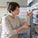 Colocar uma moeda em cima do gelo do freezer antes de viajar: para que serve e por que cada vez mais brasileiros adotam o truque