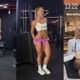 Virginia Fonseca em fotos no treino de academia, exibindo o abdômen e almoçando marmita