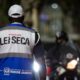 Agente de fiscalização noturna com colete "LEI SECA" e logo do Governo do Rio