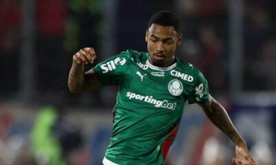 Jogador Allan em campo, camisa verde Palmeiras, com patrocínios Sportingbet e Cimed