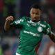 Jogador Allan em campo, camisa verde Palmeiras, com patrocínios Sportingbet e Cimed