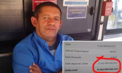 Homem em ônibus e extrato bancário. Saldo R$ 15.562.998.950,55 C destacado