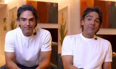 Tadeu Schmidt em close com camisa branca e microfone de lapela em ambiente interno