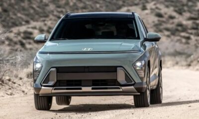 Hyundai SUV verde claro, modelo novo, na estrada de terra sob luz solar