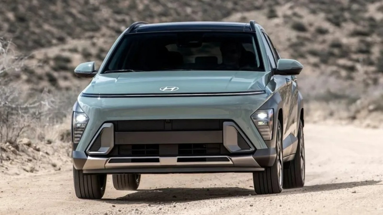 Hyundai SUV verde claro, modelo novo, na estrada de terra sob luz solar