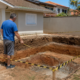 Morador constrói piscina nos fundos do terreno e descobre qual afastamento mínimo respeitar para não comprometer a fundação da casa